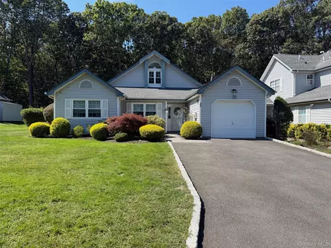 25 Huntingdale Way, Middle Island, NY 11953
