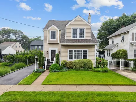 206 Brower Ave, Rockville Centre, NY 11570