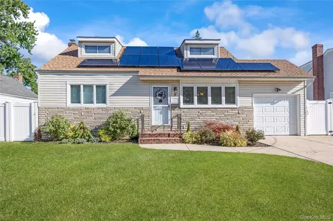 4 Lime Ct, West Babylon, NY 11704