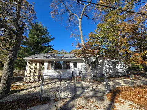 16 Daisy Pl, Selden, NY 11784