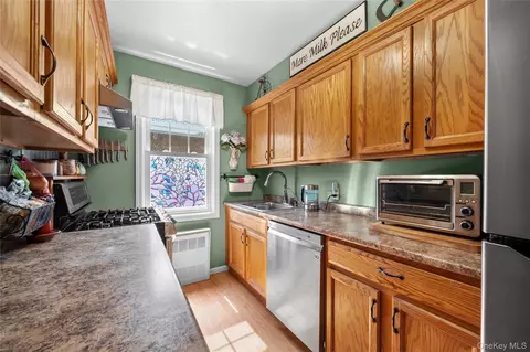 200 N Village Ave #E-8, Rockville Centre, NY 11570