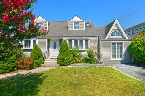 899 Brent Dr, Wantagh, NY 11793