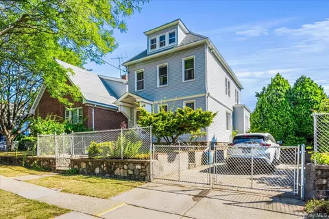 4307 149th St, Flushing, NY 11355