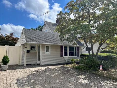 47 Link Ln, Hicksville, NY 11801