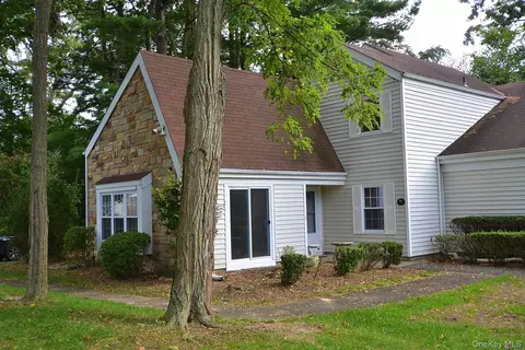 5 Hunt Club Dr, Coram, NY 11727