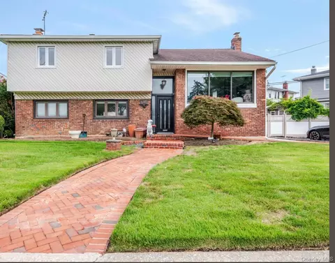 690 Park Ln, Valley Stream, NY 11581