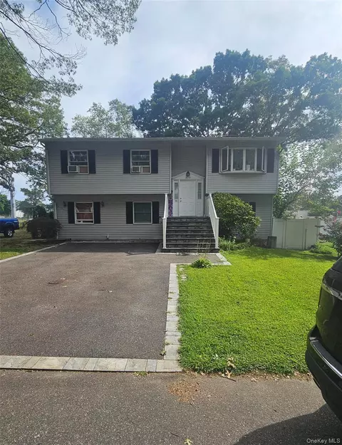 270 W 4th St, West Islip, NY 11795