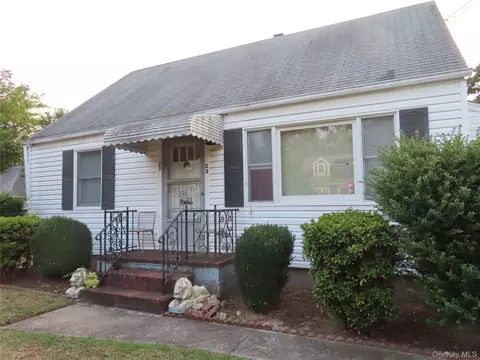 23 Woodlawn Ave, Central Islip, NY 11722