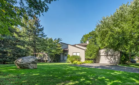 40 Doral Dr #40, North Hempstead, NY 11030