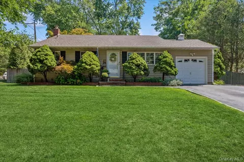 2 Gay Lore Dr, Huntington, NY 11743