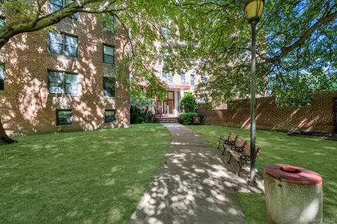 15030 71st Ave #2D, Kew Gardens Hills, NY 11367