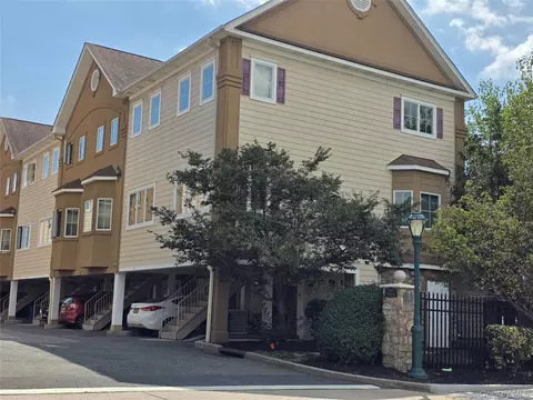 330 Maple Ave #25, North Hempstead, NY 11590
