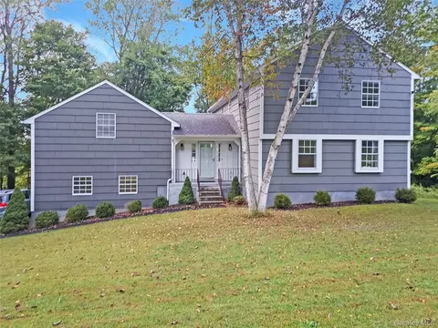 5 Watergate Dr, Amawalk, NY 10501