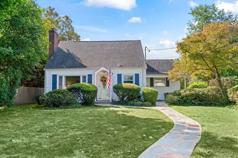 4 Horseshoe Dr, Northport, NY 11768