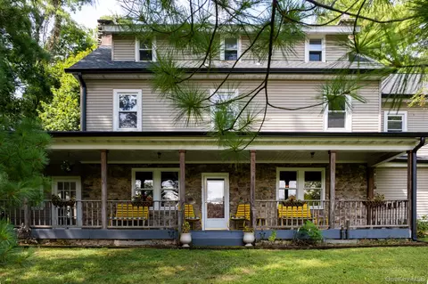 16 Tanglewood Dr, Wappinger, NY 12590