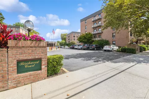 4 Birchwood Ct #5A, North Hempstead, NY 11501