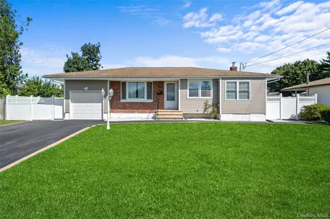 133 Floyd St, Brentwood, NY 11717