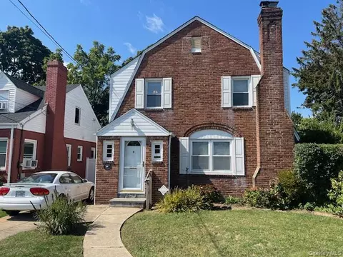 33 Elmwood Ave, Hempstead, NY 11550