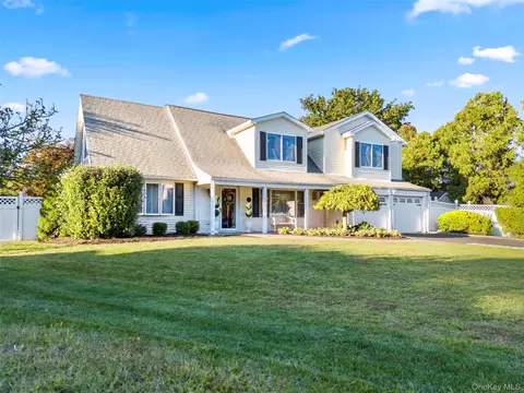 7 Pensdale Ct, Stony Brook, NY 11790