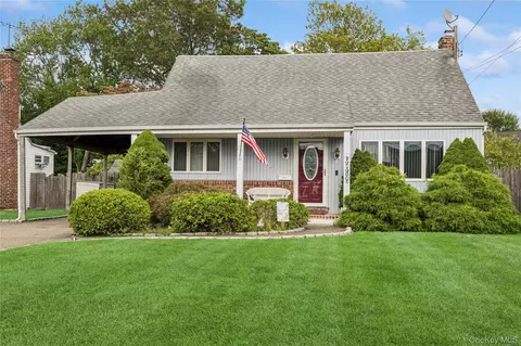 27 Mell Dr, North Babylon, NY 11703