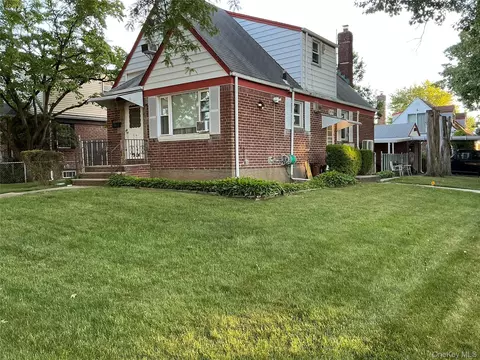 7904 268th St, Glen Oaks, NY 11004