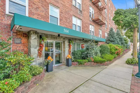 504 Merrick Rd #4J, Lynbrook, NY 11563