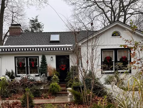 136 Beach Rd, Wading River, NY 11792