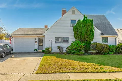16 Celestial Ln, Levittown, NY 11756