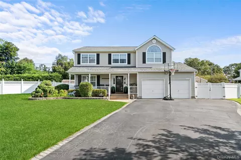 10 Carousel Ct, East Islip, NY 11730