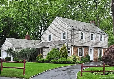 171 E Rockaway Rd, Hewlett, NY 11557
