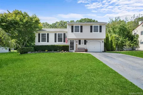 146 Blue Point Rd W, Holtsville, NY 11742
