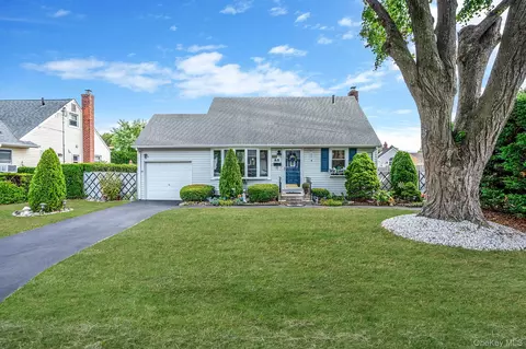 436 N Ontario Ave, Lindenhurst, NY 11757