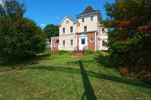 107 Warner Ave, North Hempstead, NY 11577