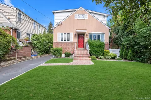 8 Graywood Rd, North Hempstead, NY 11050