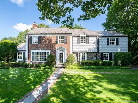 189 Trumbull Rd, North Hempstead, NY 11030