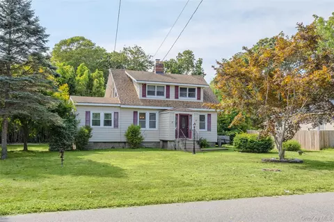32 Whittier Dr, Mastic Beach, NY 11951