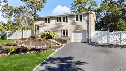 30 Bunny Ln, Setauket, NY 11733