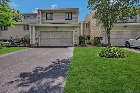 86 Chestnut Ln, Woodbury, NY 11797