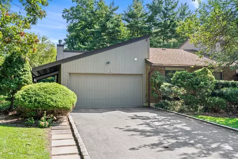234 Hamlet Dr, Jericho, NY 11753