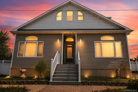 115 Riviera Dr, Mastic Beach, NY 11951