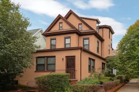 8502 96th St, New York, NY 11421