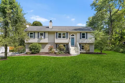 26 Hickman Dr, East Fishkill, NY 12533