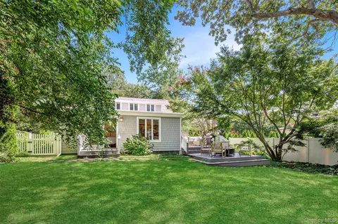 8 Lawrence Ave, Hampton Bays, NY 11946