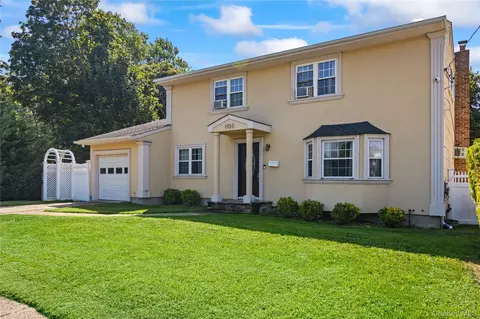 808 Mervin Ct, Baldwin, NY 11510