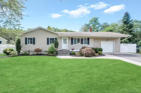 3 Cedar St, Patchogue, NY 11772