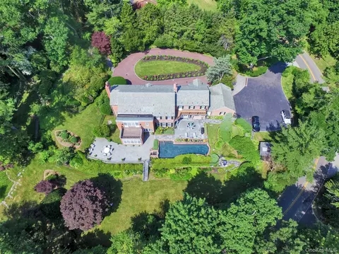 40 Deer Park Rd, North Hempstead, NY 11024