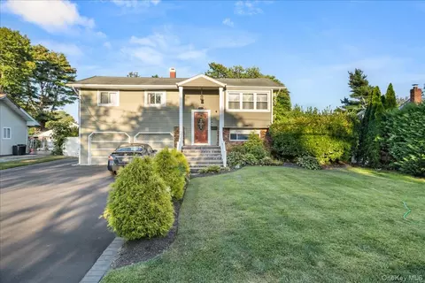 211 Washington Ave, Brentwood, NY 11717