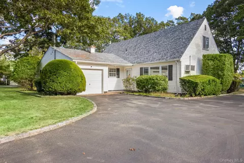 310 Babylon St, Islip Terrace, NY 11752
