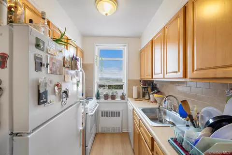 67-40 Booth St #6I, New York, NY 11375