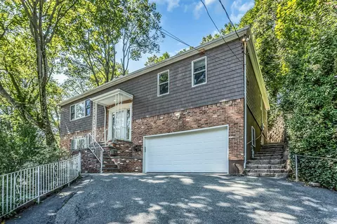 17 Willow Dr, North Hempstead, NY 11050